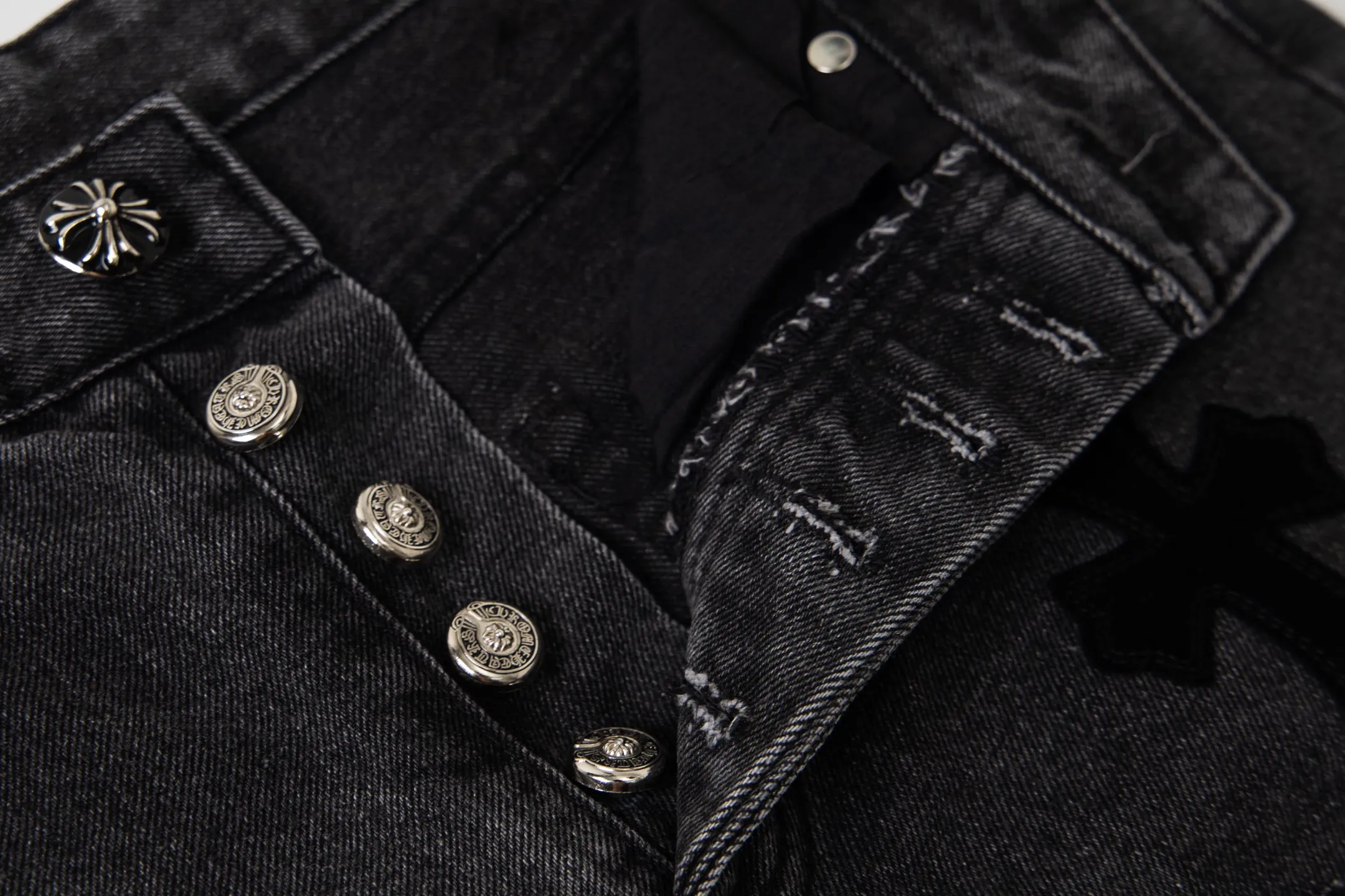 P290 Chrome Hearts Chrome Hearts Black Pinduo Black Leather Big Devil Cow King Jeans CH jeans need to be washed before being dismantled and hand-stitched with sheepskin cross leather and then spliced to complete. The whole piece has too much craftsmanship to describe. About Chrome Hearts This is an extremely luxurious fashion brand that can also be called the nobility of the high street. It has always been an exclusive brand for some hipsters or the second generation of rich people. Compared with ordinary high streets, it is more luxurious and noble. Compared with luxury brands, it has a more fashionable personality. It has always been a brand that I have a special liking for. Style number: 1769# Color: black Size: 28 30 32 34 36